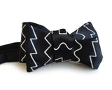 Black oscillator waves bow tie.